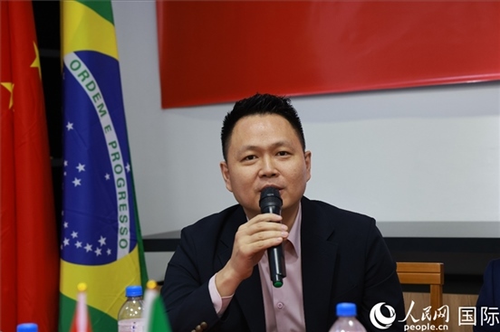 中國(guó)駐里約熱內(nèi)盧總領(lǐng)館副總領(lǐng)事王尉育在座談會(huì)上致辭。人民網(wǎng)記者 陳海琪攝