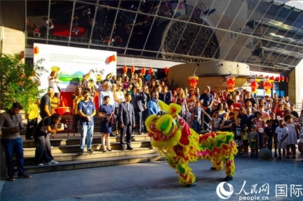 巴西民眾在里約天文館前觀看舞獅表演。四川省文化和旅游廳供圖。