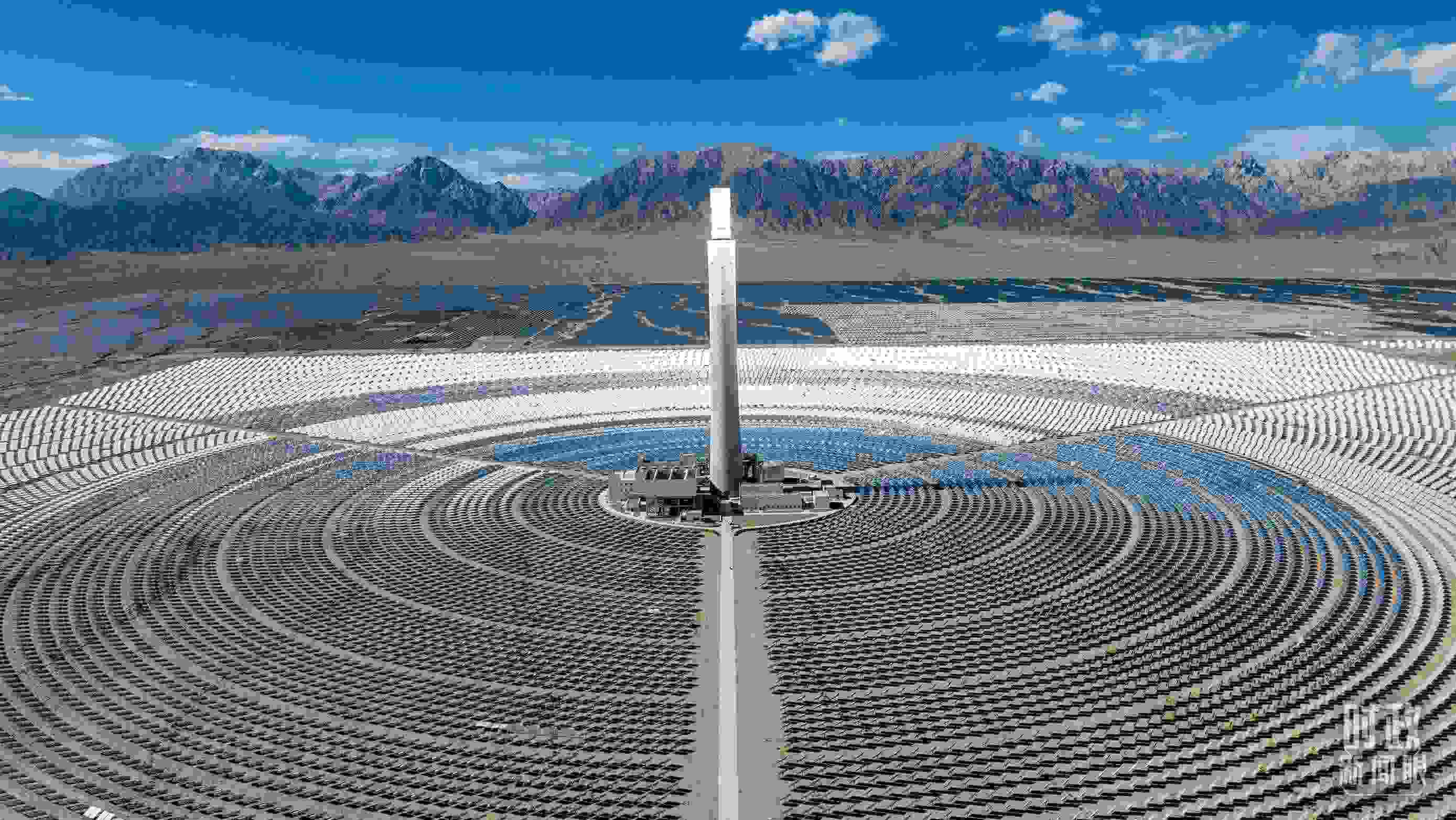 △青海海西德令哈塔式熔鹽儲(chǔ)能光熱發(fā)電廠。（圖/視覺(jué)中國(guó)）