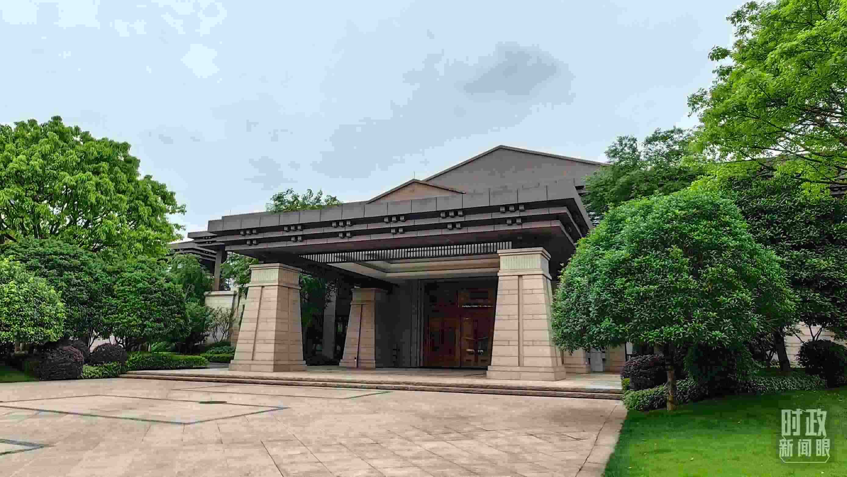 △重慶市渝州賓館，新時(shí)代推動(dòng)西部大開(kāi)發(fā)座談會(huì)在這里召開(kāi)。（總臺(tái)央視記者段德文拍攝）