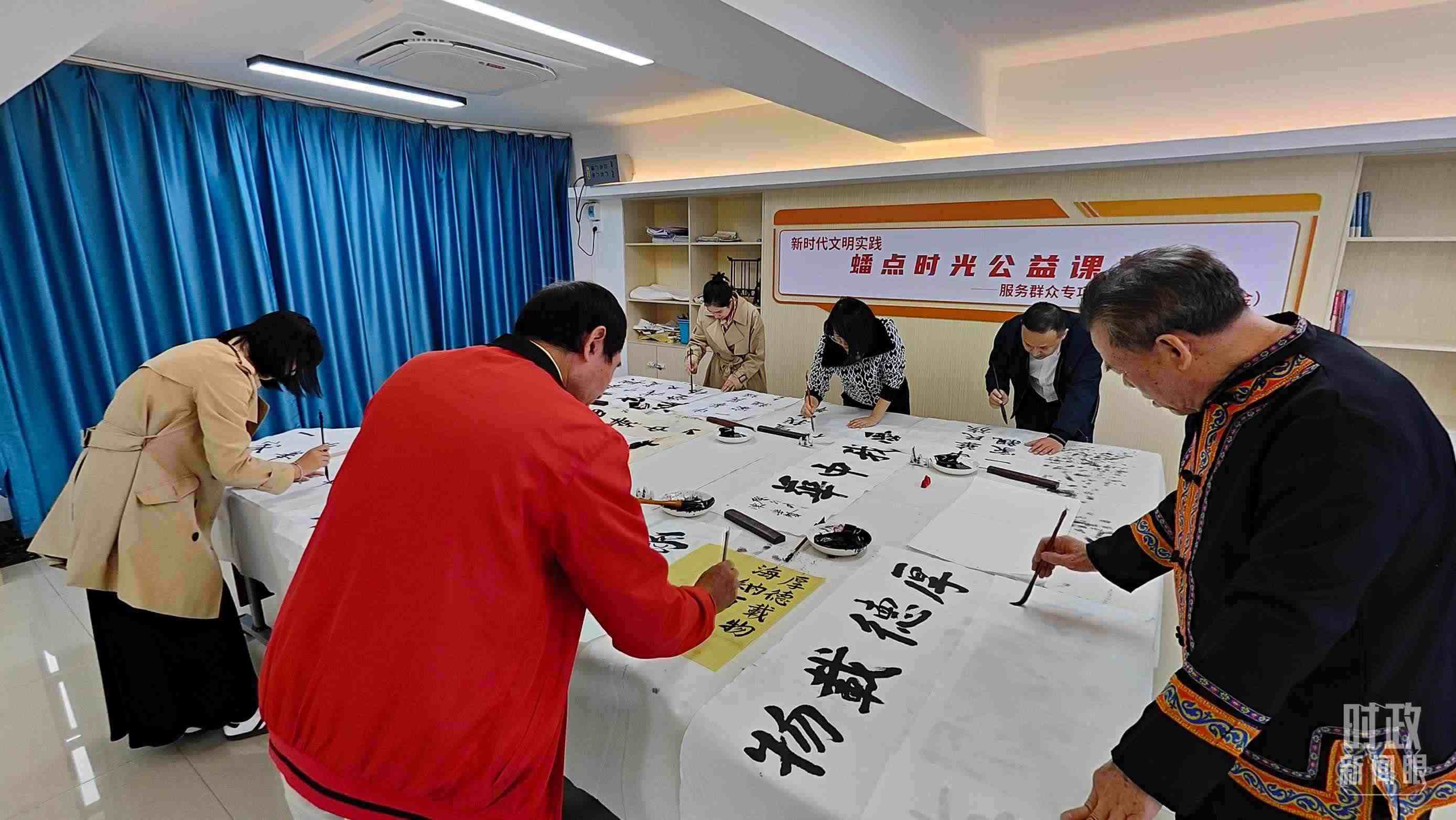 △廣西南寧市多民族社區(qū)——盤(pán)龍社區(qū)居民練習(xí)書(shū)法。（總臺(tái)央視記者楊立峰拍攝）