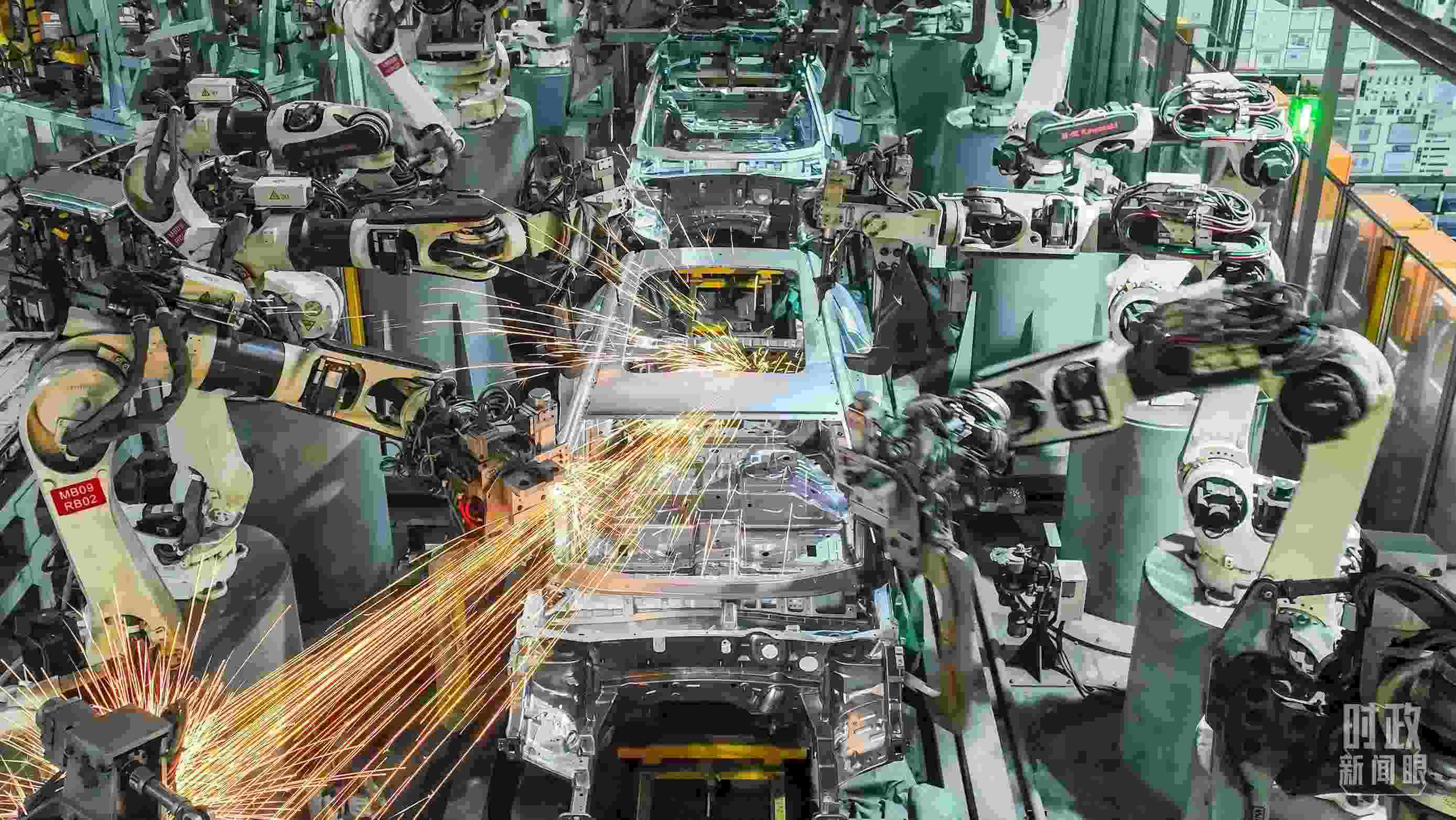  △2024年4月，重慶兩江新區(qū)的一家汽車(chē)制造企業(yè)，生產(chǎn)一派繁忙。（圖/視覺(jué)中國(guó)）
