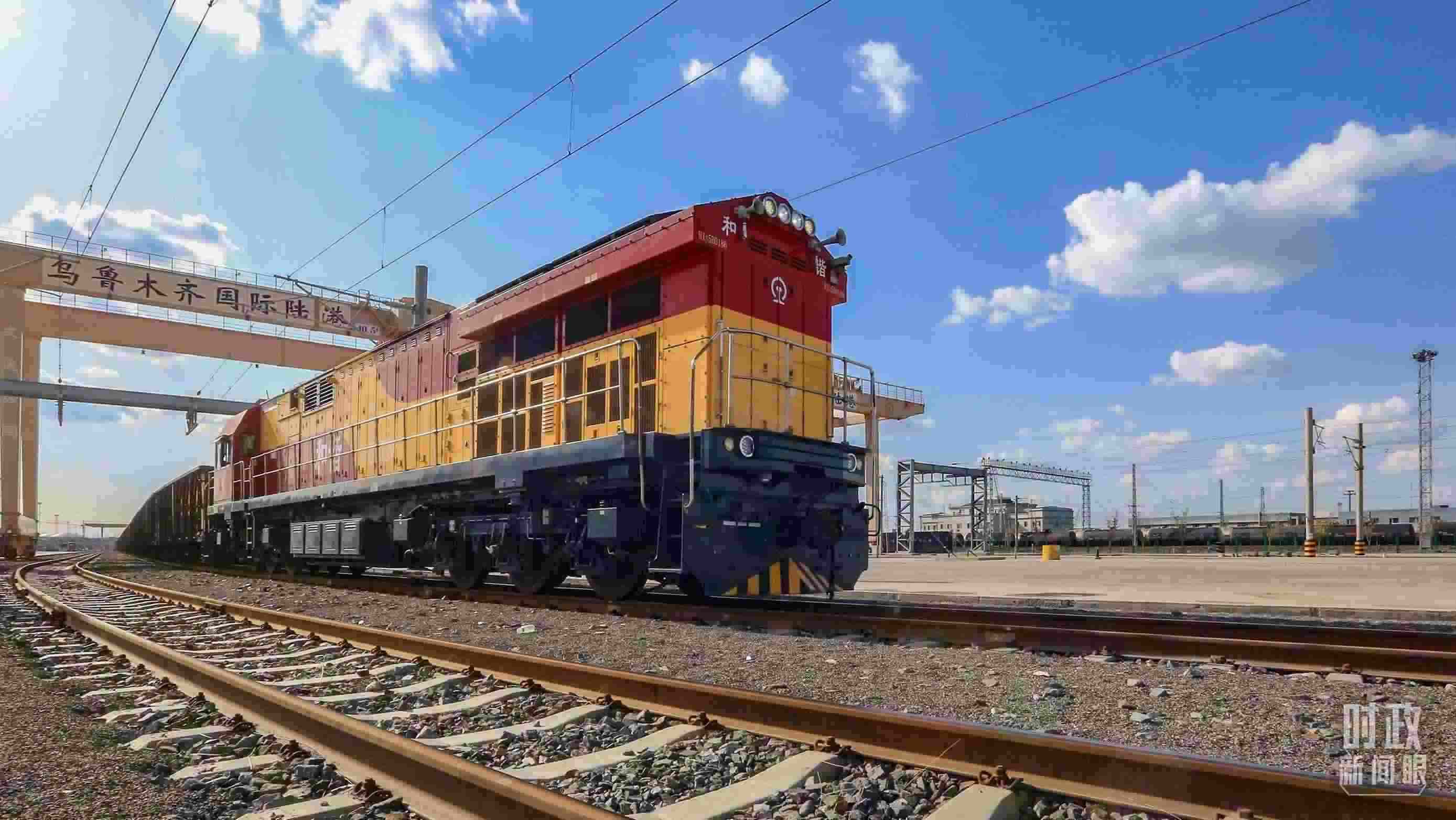 △2024年4月，烏魯木齊國(guó)際陸港區(qū)中歐班列“天山號(hào)”暢行絲路。（圖/視覺(jué)中國(guó)）