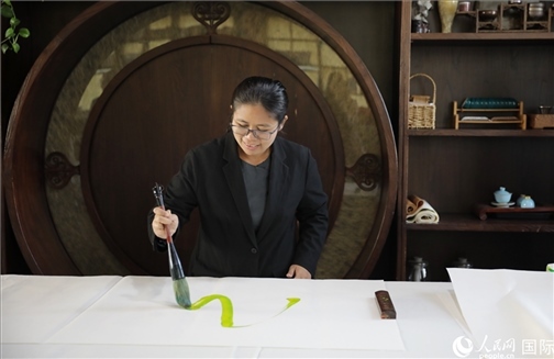 緬甸駐華大使館副館長、公使銜參贊杜欣瑪泰參加《五百筆·瀾湄合作》集體藝術(shù)創(chuàng)作。人民網(wǎng)王婧攝