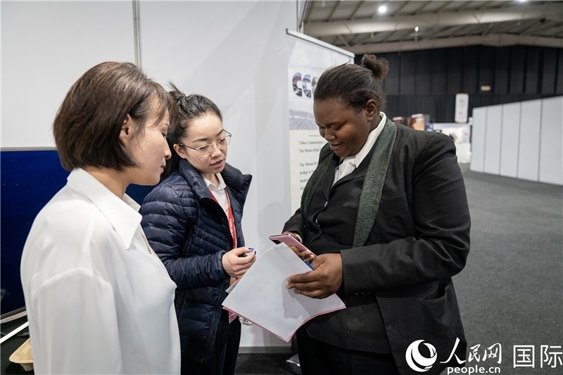 中企工作人員和當(dāng)?shù)厍舐氄呓徽?。希拉茲攝