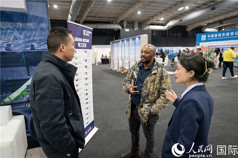 中企工作人員和當(dāng)?shù)厍舐氄呓徽?。希拉茲攝