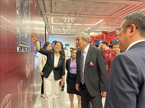 工作人員為泰國前副總理、泰中文化促進委員會主席披尼講解展覽內(nèi)容。中國駐泰國大使館供圖