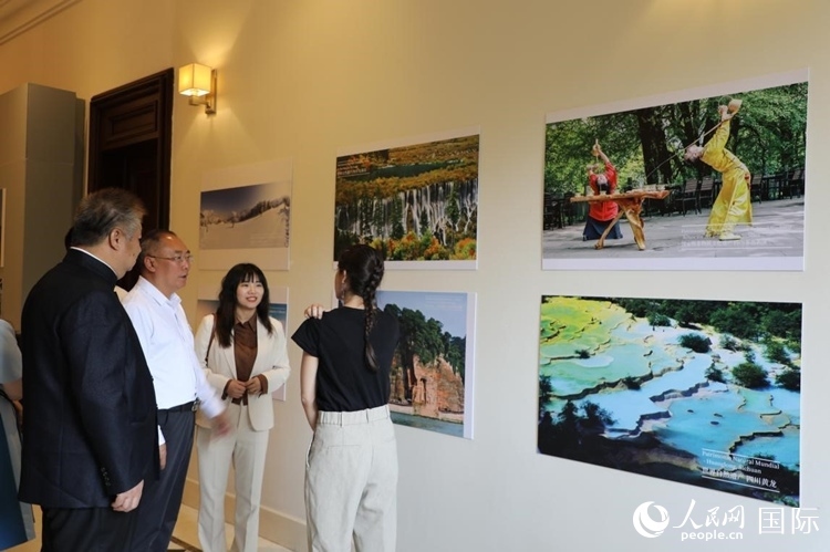 四川省文化和旅游廳副廳長王成平、墨西哥松林文化中心展覽部主任盧西亞·恩里克斯·岡薩雷斯·薩拉維亞、墨西哥中國文化中心主任石岳文參觀圖片展。拍攝者為墨西哥分社外籍雇員埃內(nèi)斯托·多明戈斯