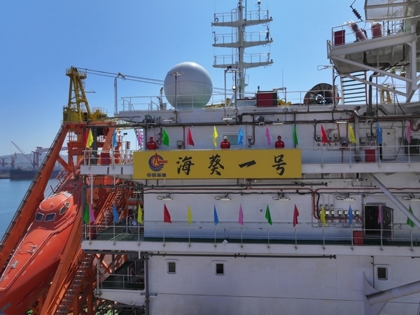 亞洲首艘圓筒型FPSO“?？惶?hào)”建造完工。韓慶攝