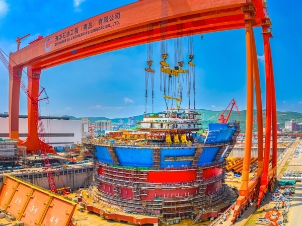 “海葵一號(hào)”通過(guò)雙龍門吊進(jìn)行總裝。侯憲鵬攝