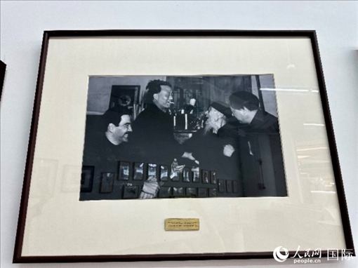 萬徒勒里（左一）與艾青、蕭三、齊白石的老照片。人民網(wǎng)記者 周雨攝