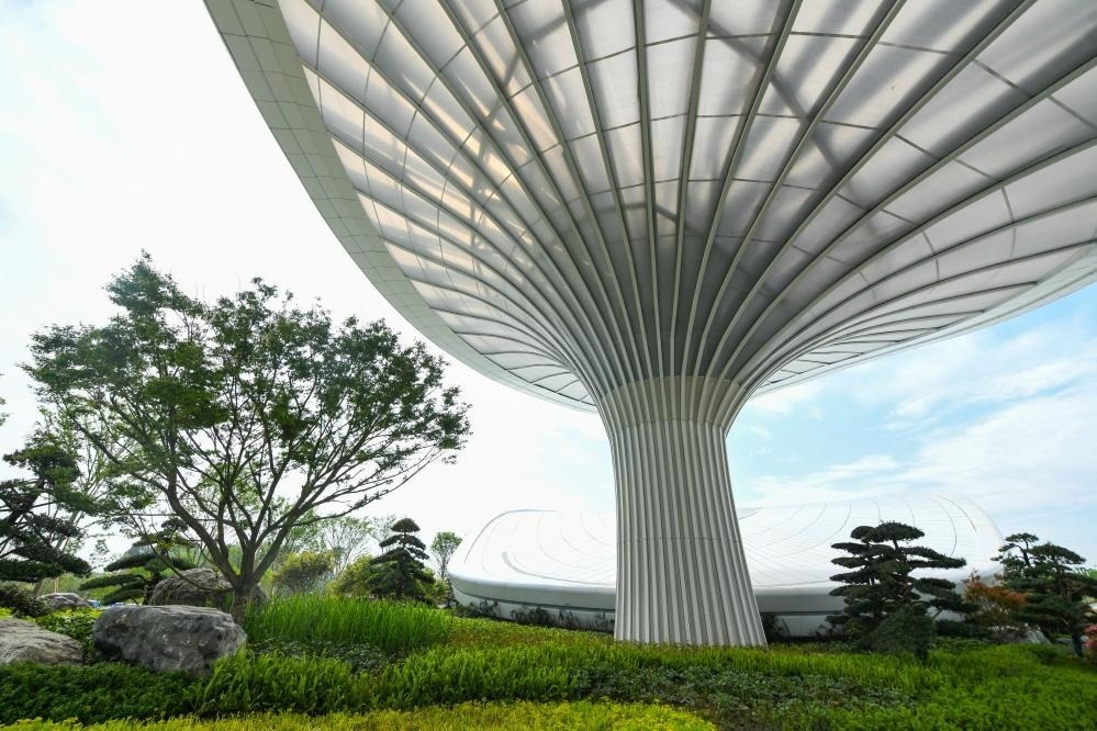 這是2024年4月22日拍攝的成都世園會(huì)主會(huì)場(chǎng)入口處的“芙蓉花”底部，它兼具收集雨水、循環(huán)利用的功能。新華社記者 王曦 攝