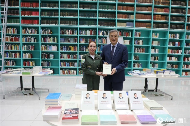 授課后，中國駐巴西大使祝青橋向巴西高等防務學院圖書館捐贈了150本書籍。圖為祝青橋和巴西高等防務學院院長卡拉·利里奧·馬丁斯在圖書捐贈儀式上。 人民網記者 陳一鳴攝