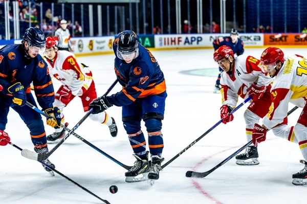 雙方球員爭搶。圖片來源：國際冰聯(lián)