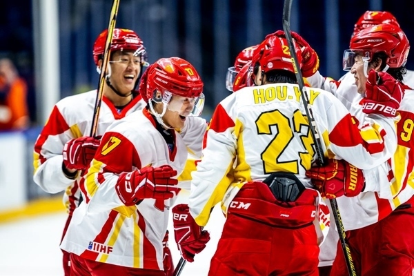中國隊(duì)球員慶祝進(jìn)球。圖片來源：國際冰聯(lián)