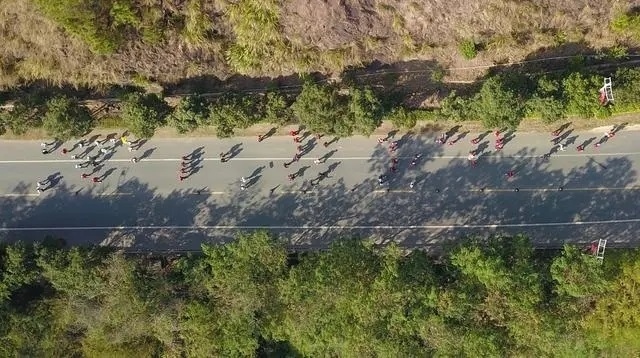 1月6日，健身愛好者在徒步活動中（無人機照片）。新華社記者 黃國保攝