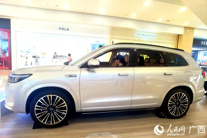  消費者在試駕汽車。人民網(wǎng)記者 陳燕攝