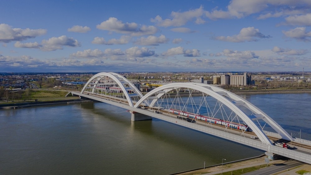 2024年3月12日，一列火車運行在匈塞鐵路塞爾維亞境內貝諾段諾維薩德多瑙河大橋上（無人機照片）。新華社發(fā)（任衛(wèi)云攝）