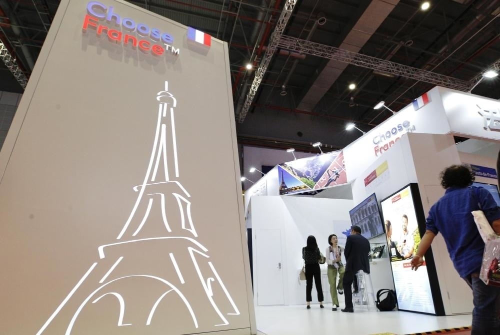 2019年11月5日，第二屆中國國際進口博覽會在上海國家會展中心開幕。這是參觀者走過法國國家館。新華社記者 張玉薇 攝