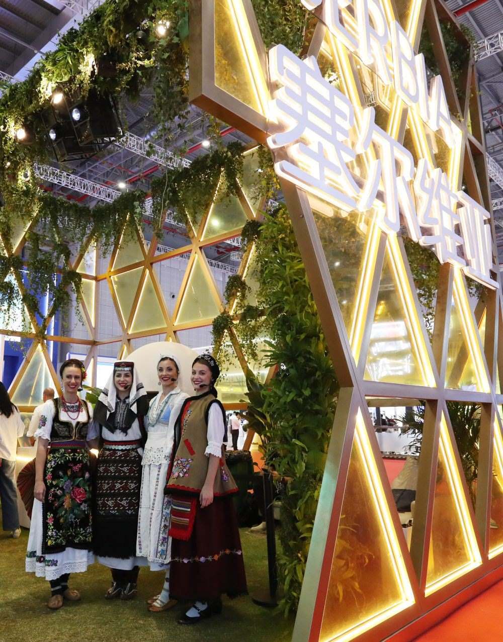 2023年11月6日，身著傳統(tǒng)服飾的演職人員在上海進博會國家展塞爾維亞展臺迎接參觀者。第六屆進博會國家展全面恢復線下舉辦，洪都拉斯、塞爾維亞、越南、南非、哈薩克斯坦作為本屆進博會主賓國在國家展亮相。新華社記者 方喆 攝