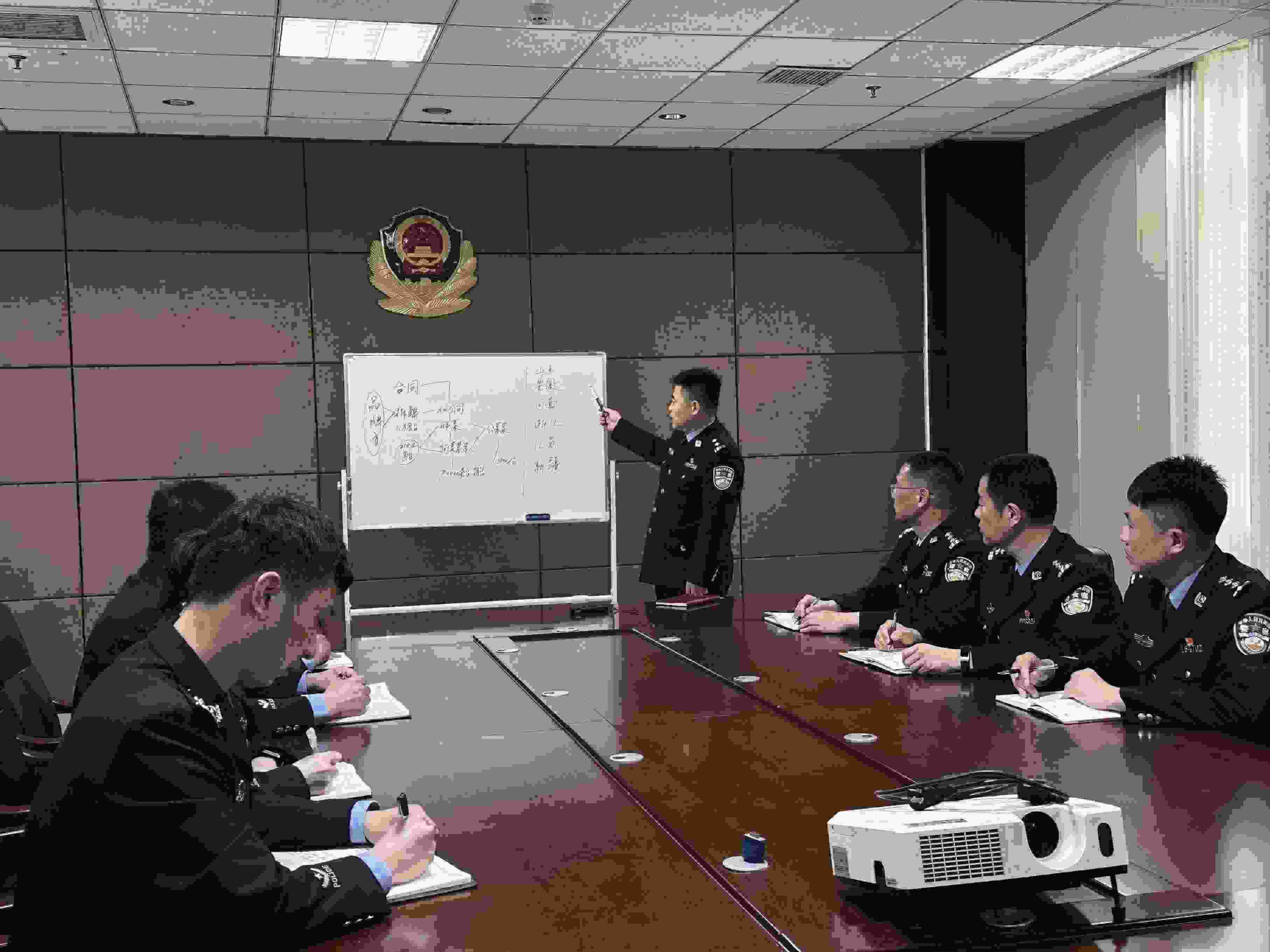 專案組辦案民警介紹案情。人民網(wǎng)記者 郝萍攝