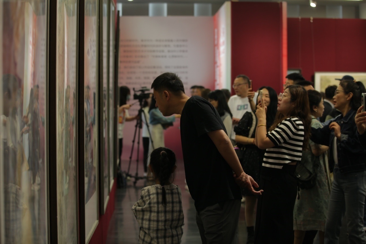 嘉賓及教研員、教師代表參觀展覽。主辦方供圖