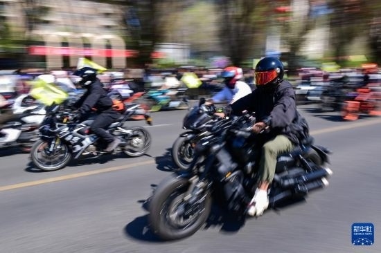 這是4月30日在新疆烏魯木齊市舉行的巡游活動(dòng)上拍攝的摩托機(jī)車方陣。