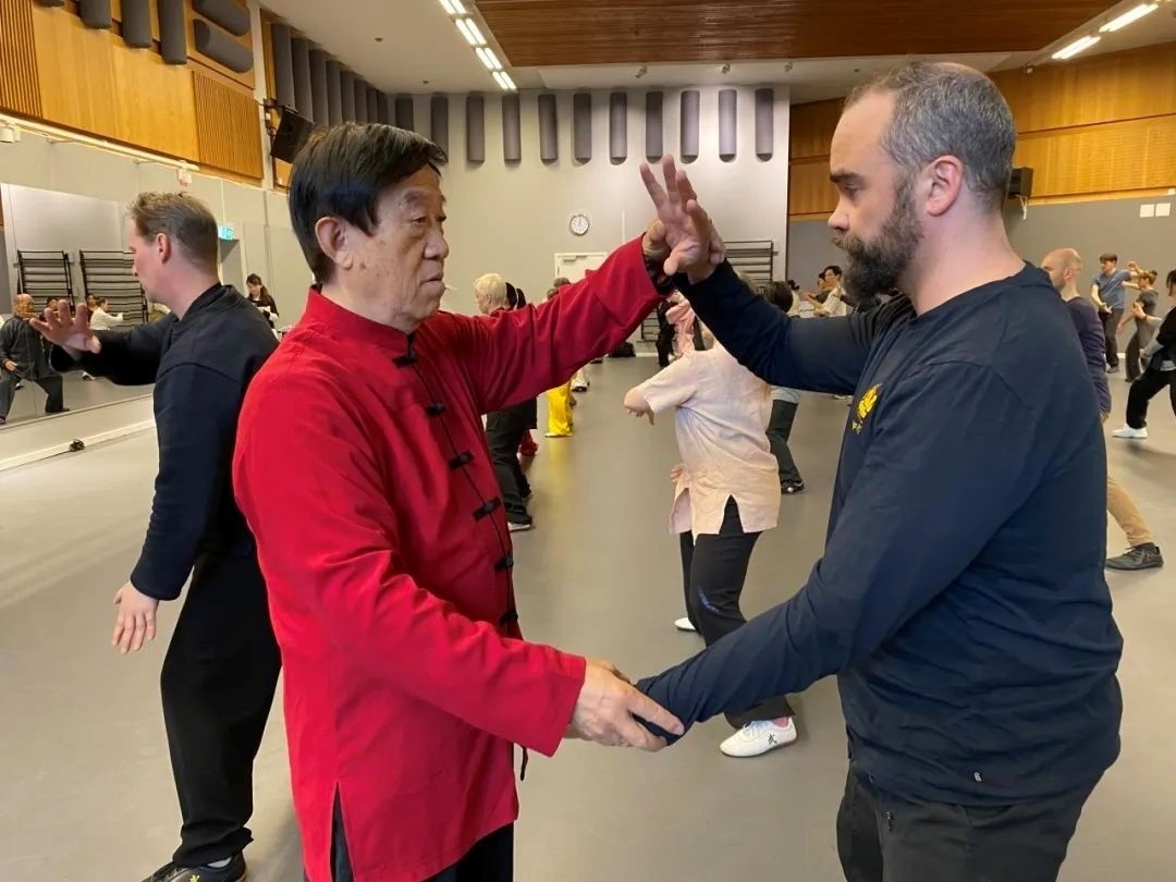 陳正雷老師親自示范指導(dǎo)。斯德哥爾摩中國(guó)文化中心供圖