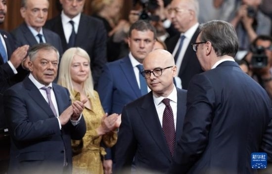  5月2日，在塞爾維亞貝爾格萊德，新一任政府總理武切維奇（中）出席就職儀式。新華社發(fā)（普雷德拉格·米洛薩夫列維奇攝）