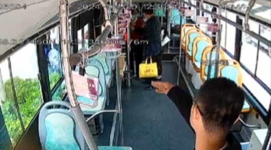 公交車上他一聲大吼！魏杰，好樣的！