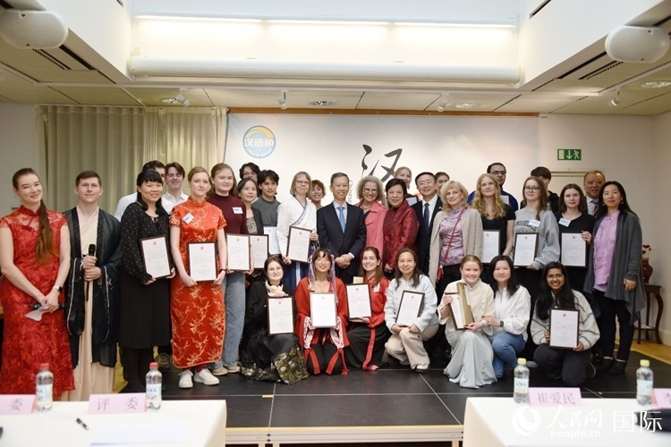 中國(guó)駐瑞典大使崔愛(ài)民、使館負(fù)責(zé)教育事務(wù)的黃立瓊參贊、預(yù)選賽評(píng)委老師和指導(dǎo)老師，以及所有獲獎(jiǎng)選手合影留念。人民網(wǎng)記者 殷淼攝