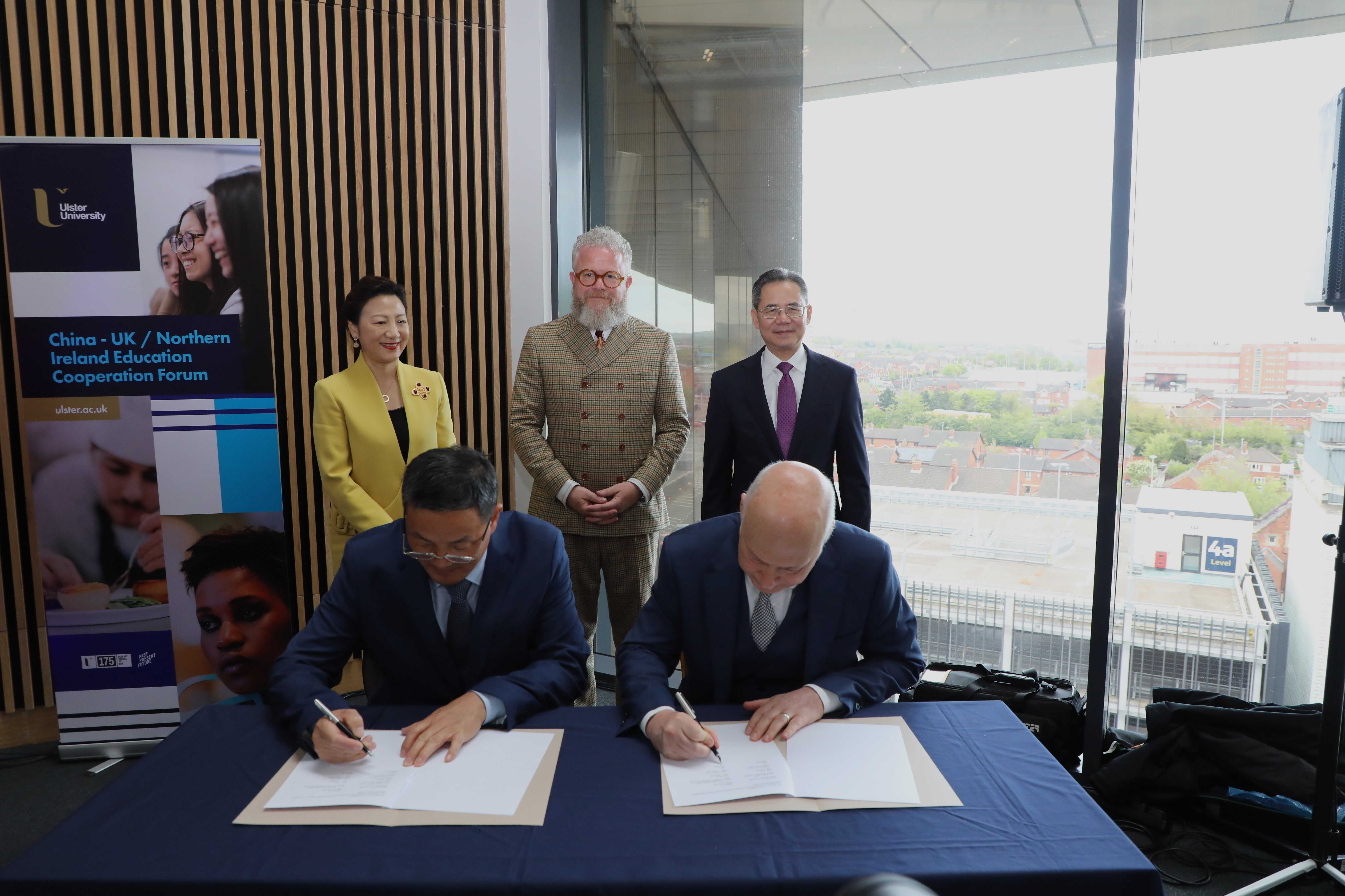 湖北師范大學(xué)同奧斯特大學(xué)簽署共建教育語(yǔ)言文化交流中心的協(xié)議現(xiàn)場(chǎng)。中國(guó)駐英國(guó)大使館供圖