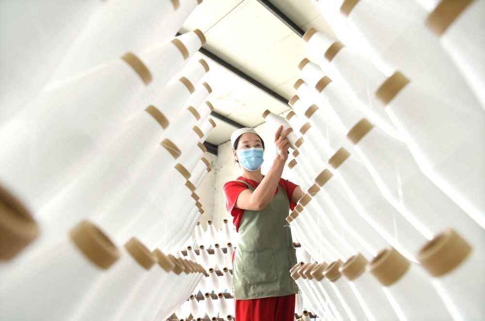 2024年5月1日，工人在山東省淄博市沂源縣悅莊工業(yè)園一玻纖企業(yè)整理加工的產(chǎn)品。新華社發(fā)（趙東山攝）