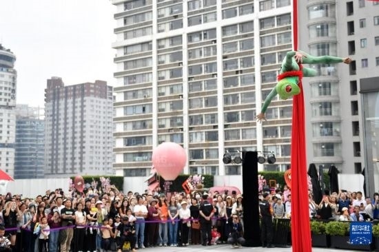 5月7日，演員在長沙國金中心表演木偶劇。新華社記者 陳振海 攝