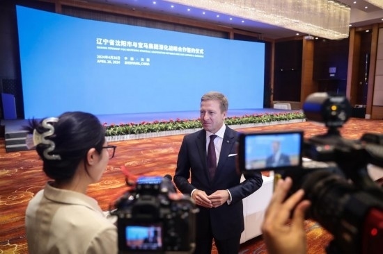 4月26日，寶馬集團(tuán)董事長齊普策接受采訪。新華社記者 潘昱龍 攝