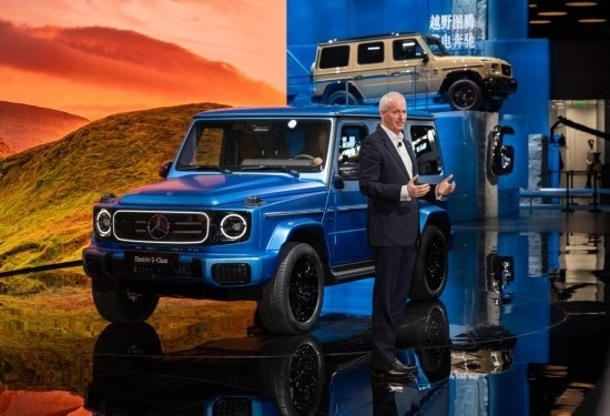 4月25日，在北京中國國際展覽中心順義館舉行的2024北京車展上，梅賽德斯—奔馳集團(tuán)股份公司董事會(huì)成員唐仕凱介紹梅賽德斯—奔馳純電G級(jí)越野車。新華社記者 才揚(yáng) 攝