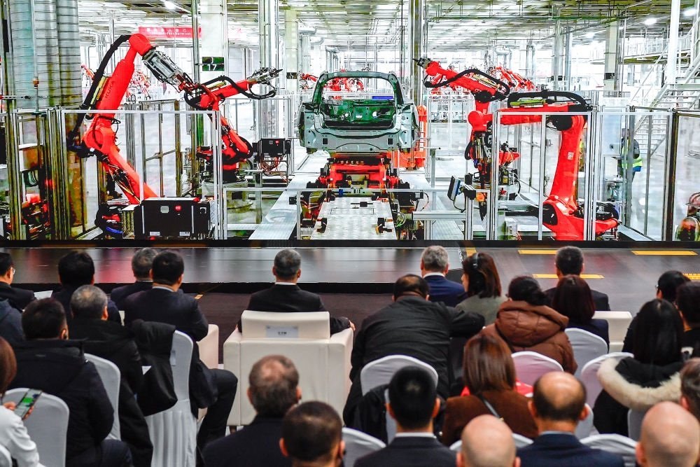 2024年1月26日，奧迪一汽新能源汽車有限公司預批量生產正式啟動，嘉賓觀看奧迪一汽新能源汽車有限公司生產車間的宣傳短片。新華社記者 許暢 攝