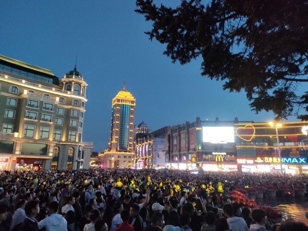 “五一”假期，哈爾濱松花江畔游人如織（2024年5月2日攝）。新華社記者 朱悅 攝