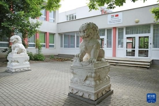 這是5月3日在匈牙利布達佩斯拍攝的匈中雙語學(xué)校校門。新華社記者 趙丁喆 攝