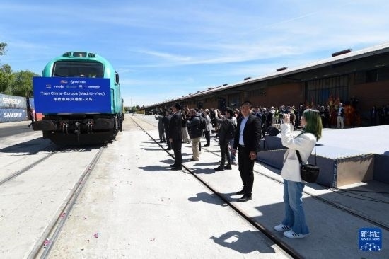 5月8日，在西班牙馬德里，嘉賓們參加中歐班列（義烏—馬德里）開行十周年紀(jì)念號班列發(fā)車儀式。新華社發(fā)（古斯塔沃·巴連特攝）