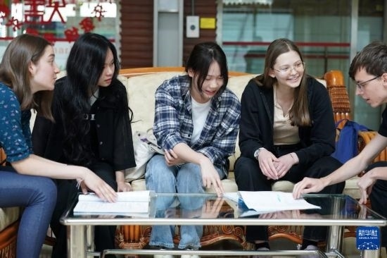 4月28日，宋智孝（右二）和胡靈月（左一）在北京首都師范大學(xué)校園內(nèi)與同學(xué)交流。新華社記者 彭子洋 攝