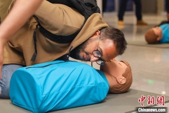 5月9日，留學(xué)生利用假人道具練習(xí)心肺復(fù)蘇技巧。張鷹 攝