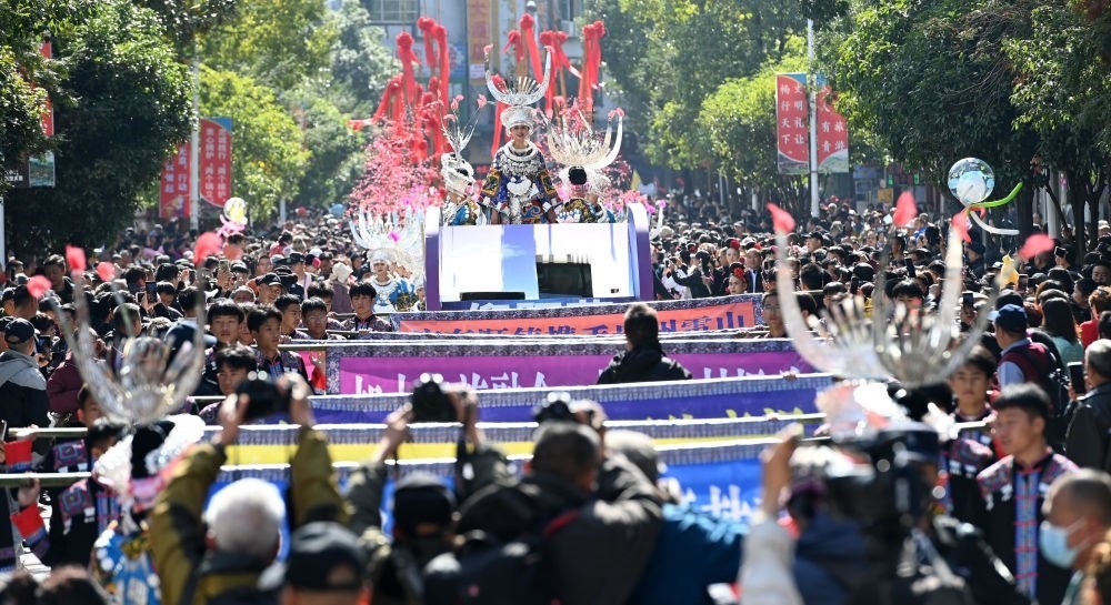 在貴州雷山縣縣城，苗族群眾身著盛裝，載歌載舞參加苗年和鼓藏節(jié)的巡游活動(dòng)（2023年11月16日攝）。新華社記者 楊楹 攝