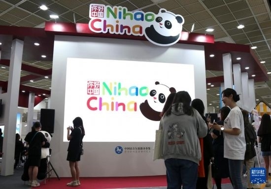 5月9日，在韓國首爾舉行的首爾國際旅游展上，參觀者在中國展區(qū)參加體驗項目。新華社記者 姚琪琳 攝