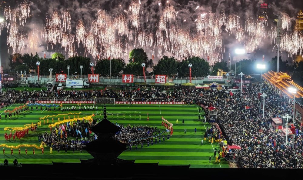 在貴州省榕江縣舉行的2024全國(guó)“村晚”示范展示活動(dòng)暨貴州“村超村晚”活動(dòng)中，音樂煙花秀精彩上演（2024年2月3日攝，無人機(jī)照片）。新華社記者 劉續(xù) 攝