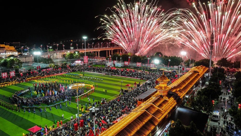 在貴州省榕江縣舉行的2024全國(guó)“村晚”示范展示活動(dòng)暨貴州“村超村晚”活動(dòng)中，音樂煙花秀精彩上演（2024年2月3日攝，無人機(jī)照片）。新華社記者 劉續(xù) 攝