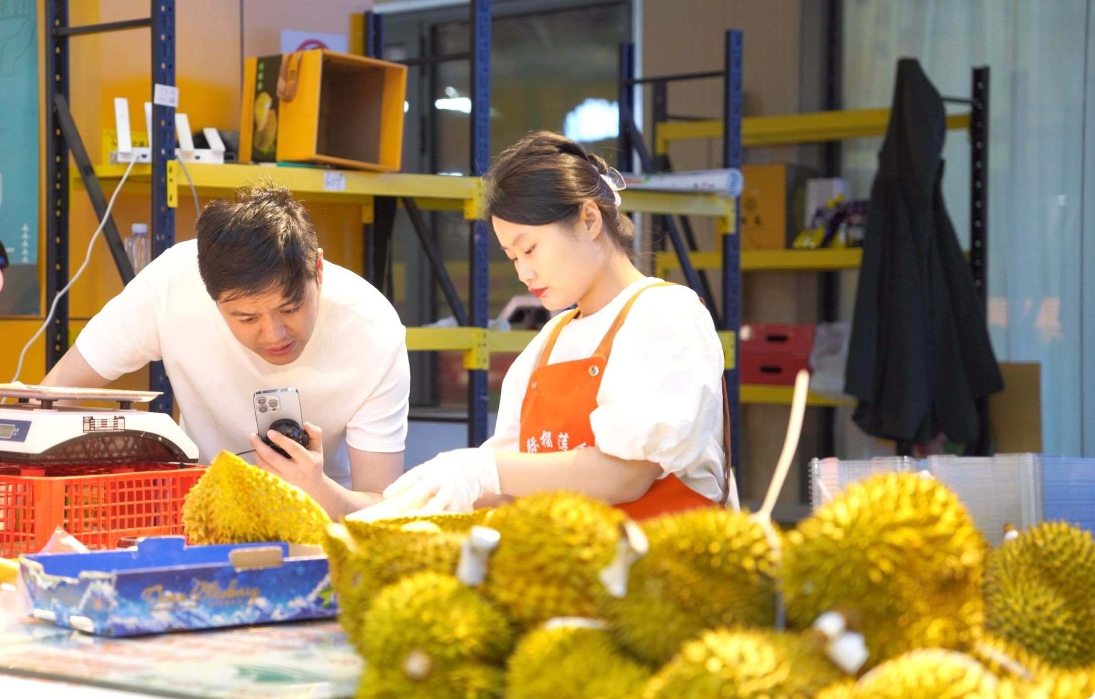 榴蓮商家正在通過手機(jī)直播銷售榴蓮。人民網(wǎng)記者申佳平 攝