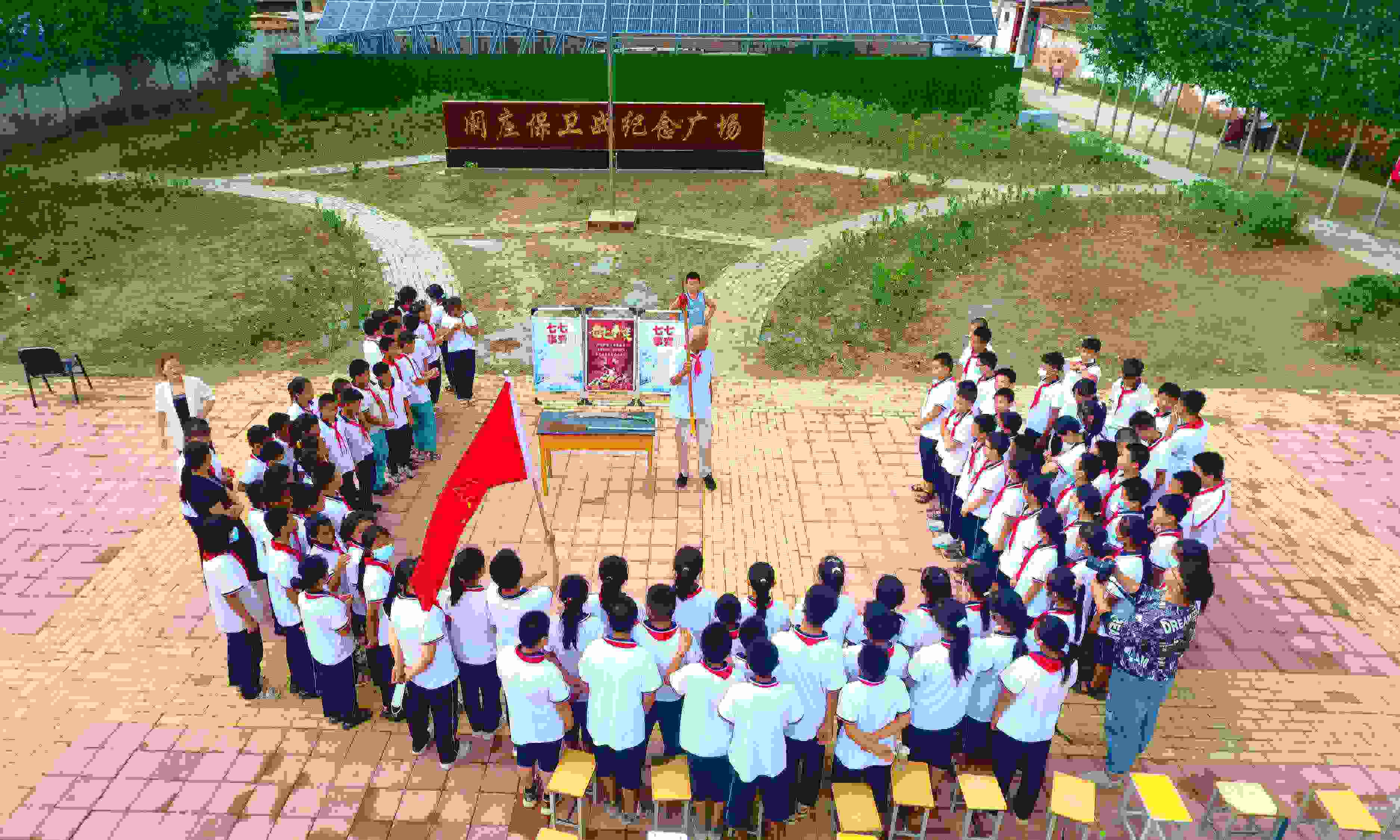 2022年7月6日，山東省聊城市，在茌平區(qū)菜屯鎮(zhèn)闞莊村的闞莊保衛(wèi)戰(zhàn)紀念廣場，闞莊保衛(wèi)戰(zhàn)親歷者王光木老人為小學生們講述抗戰(zhàn)故事，展示大刀、長矛。