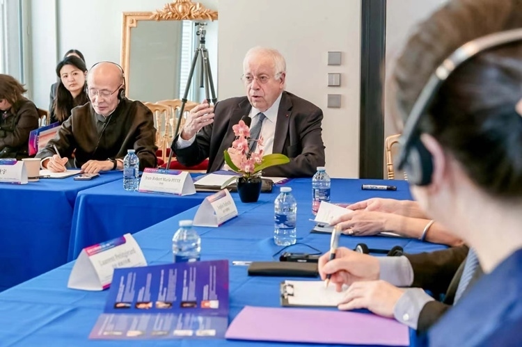 法蘭西科學(xué)院副院長(zhǎng)、巴黎地理學(xué)會(huì)主席讓-羅伯特·馬里·皮特先生發(fā)言（圖片：中國(guó)傳媒大學(xué)