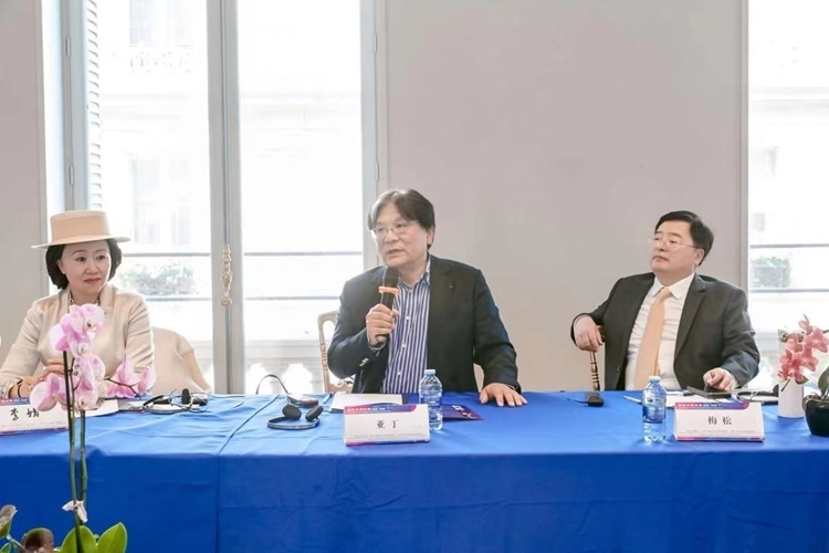 法中交流促進(jìn)會(huì)會(huì)長(zhǎng)、作家、翻譯家、法國(guó)最高榮譽(yù)騎士勛章獲得者亞丁發(fā)言（圖片：中國(guó)傳媒大學(xué)